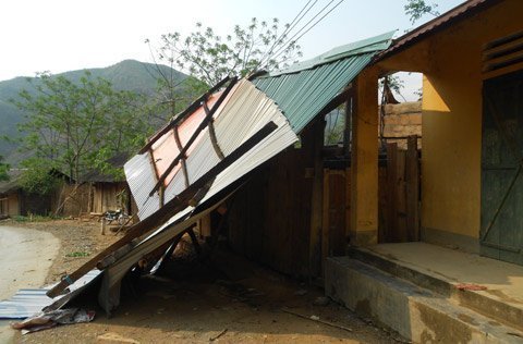 Mưa đá, gió lốc thổi tốc mái nhà dân